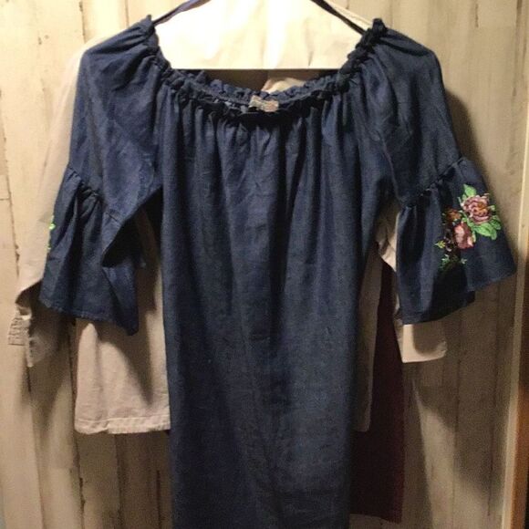 Blouse by J Gee flowers embroidered on sleeves size medium - Picture 1 of 4